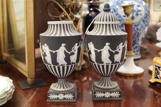 A pair of Wedgwood black jasper urn shaped vases and a cover, c.1913, height 10.5in.